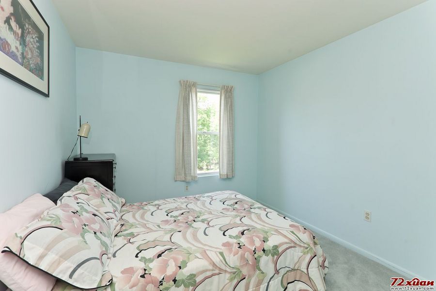 浅蓝色的墙面,让卧室格外纯净