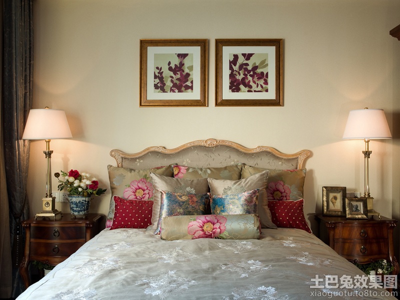 古典风格卧室床头背景墙挂画效果图装修效果图